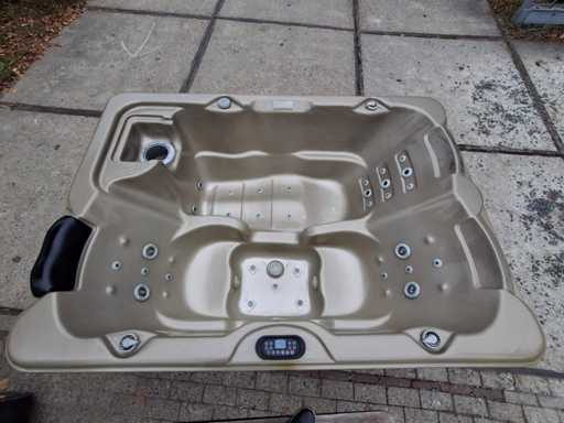 Jacuzzi pentru 3 persoane și spa în aer liber