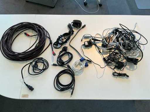Un lot de cabluri PC și de rețea