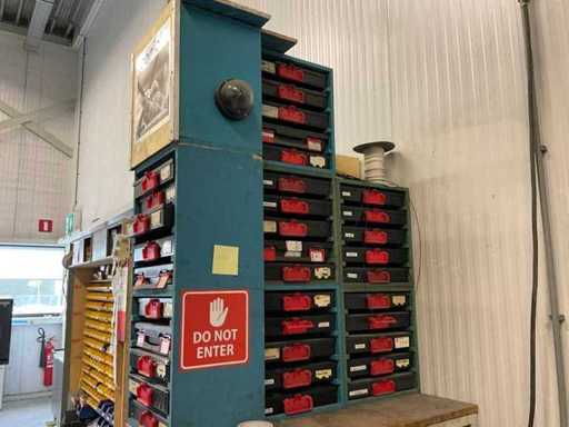 Ferm, Würth-Schleifmaschine, Schrauben, Muttern und Unterlegscheiben in Sortierbehältern und Schränken