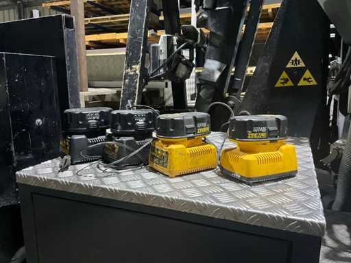 DEWALT Diverses piles et chargeur de batterie (4x)