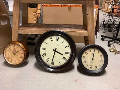 Viele Holzuhren (3x)