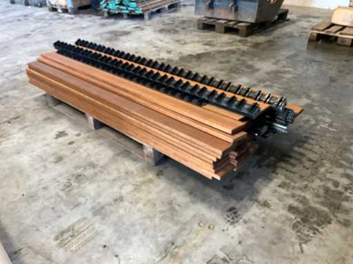 Bambus-Terrassendielen aus Holz mit Befestigungsclips (28x)