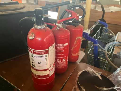 Fire extinguisher (3x)