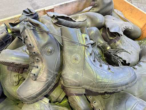 Partij rubberen legerlaarzen voor extreem koud weer
