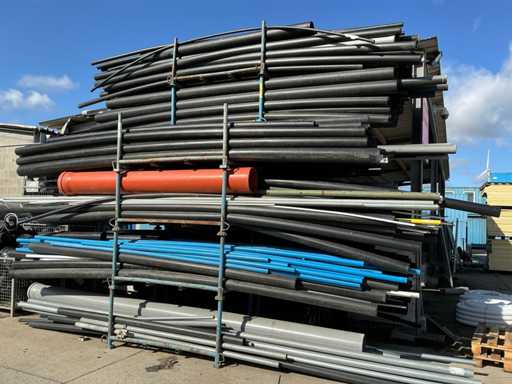 Grand lot de tuyaux et de coudes variés.