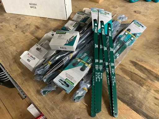 Charge von Klammern und Metallsägeblättern