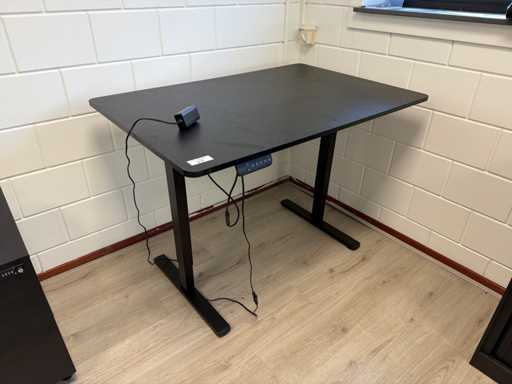 Elektrisch verstellbarer Schreibtisch