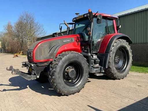2011 Valtra T152 All-wheel drive farm tractor