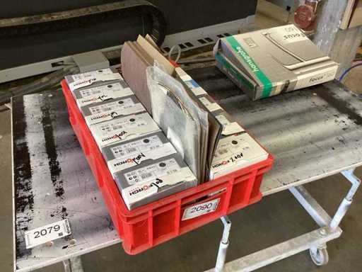 Un lot amestecat de abrazive, discuri de 150mm, șmirghel într-o cutie de plastic - conținut vezi procentul din poze