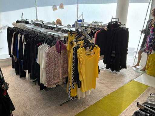 Damenblusen, Röcke, Kleider und Hosen (420 Stück)