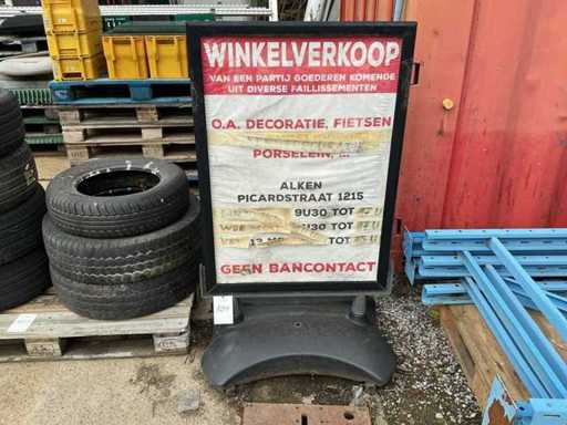 Reclamebord op voet