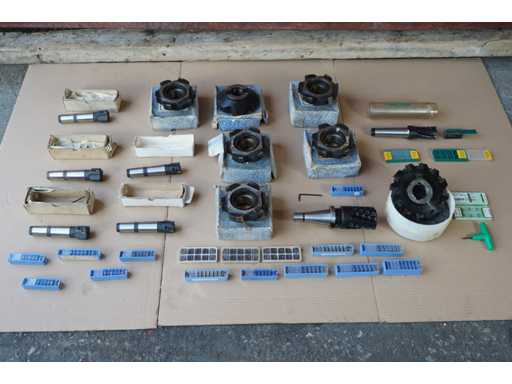   O mul?ime de scule de frezat cu pl?cu?e amovibile