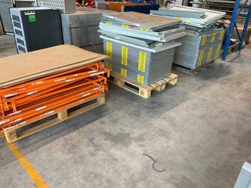Verschiedene demontierte Racks und Teile