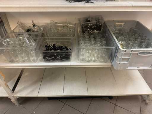 Partij olijfolie schenkflessen