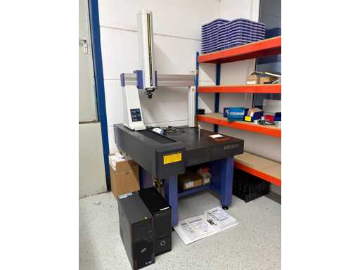 MITUTOYO CRYSTA-PLUS M 574 Coordinate Measuring Machine