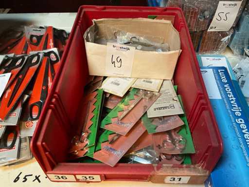 Conteneur avec divers ciseaux