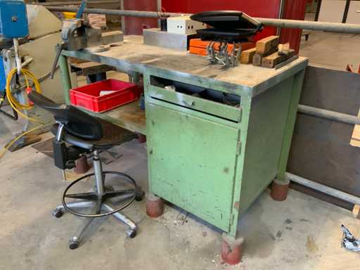 Werkbank inkl. Schraubstock, diversem Inventar und Werkzeugen