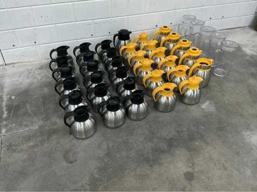 Różne termosowe dzbanki