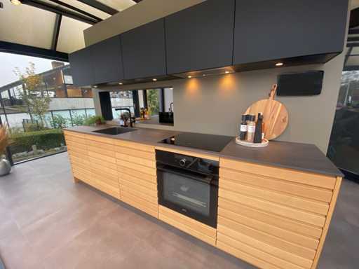 Kvik - Cima light oak and Bordo black - Kitchen arrangement