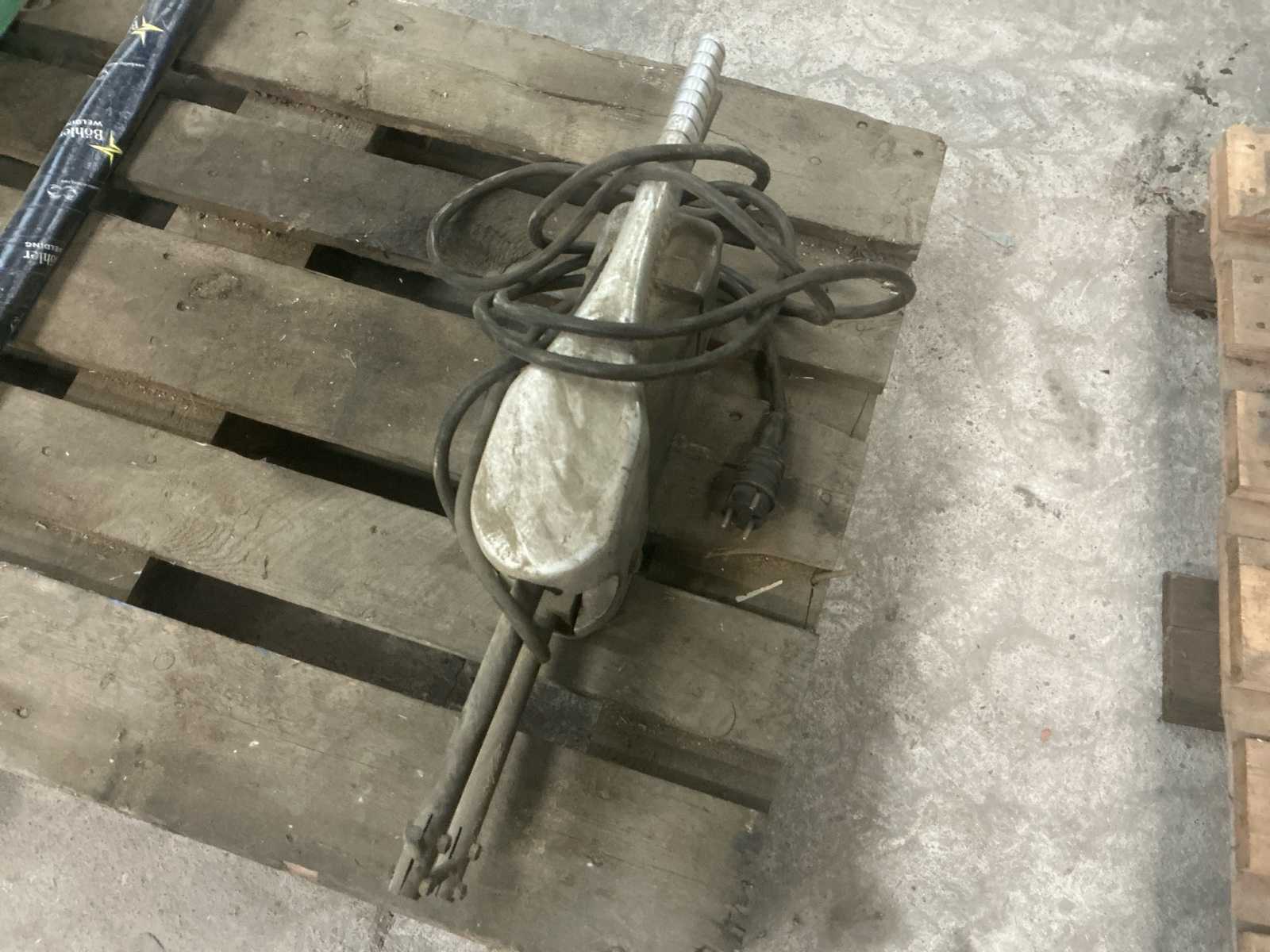 Spot welding machine