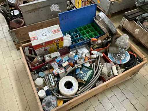 Stock d’accessoires, de pièces détachées et de stocks d’entrepôt