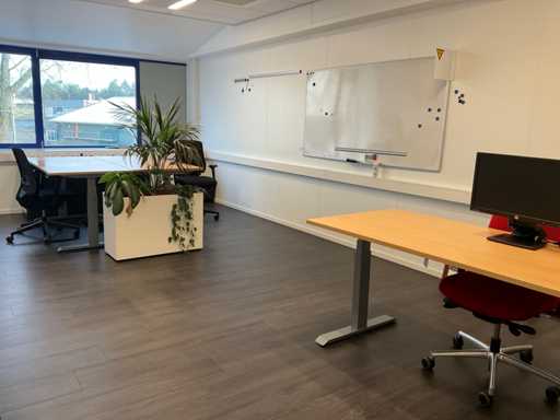 Charge verschiedener Büromöbel