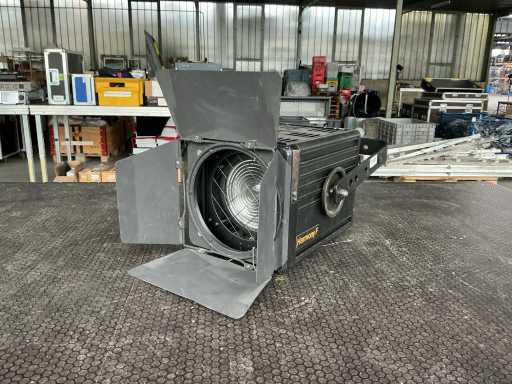 Reflectorul Strand Lightning Harmony F Par (12x)