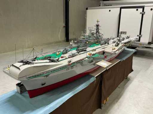 Modellflugzeugträger HMS Hermes R12