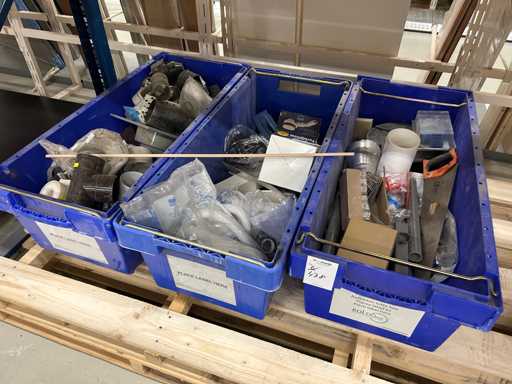 Plastic box with building material (3x)