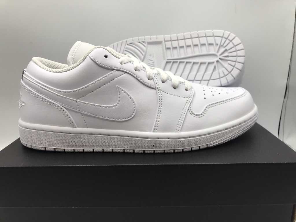Nike Air Jordan 1 Niedrige Turnschuhe in Weiß/Weiß-Weiß 41