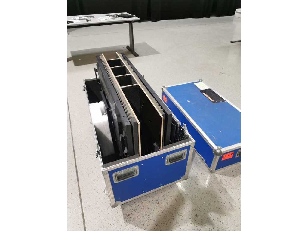 NEC - x462S - 6x 46" Monitors in 2 flight cases