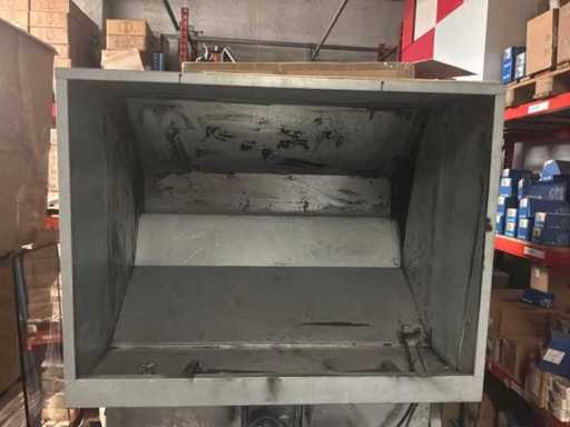 Paint spray booth with extraction