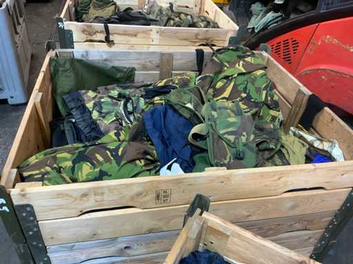 Diverse îmbrăcăminte militare