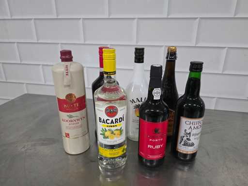 Bacardi, Malibu etc. Sticlă de băuturi spirtoase (7x)