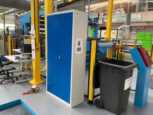 armoire d’atelier avec contenu