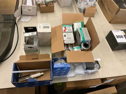 Lotto di vari accessori idraulici