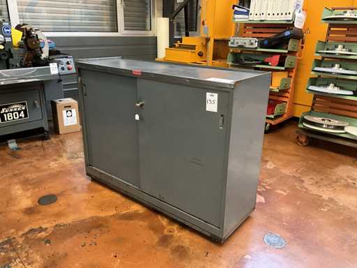 Mobiler Schrank mit Inhalt zum Honen