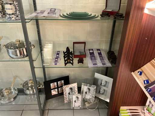 Diverse sokkels en fotokaders