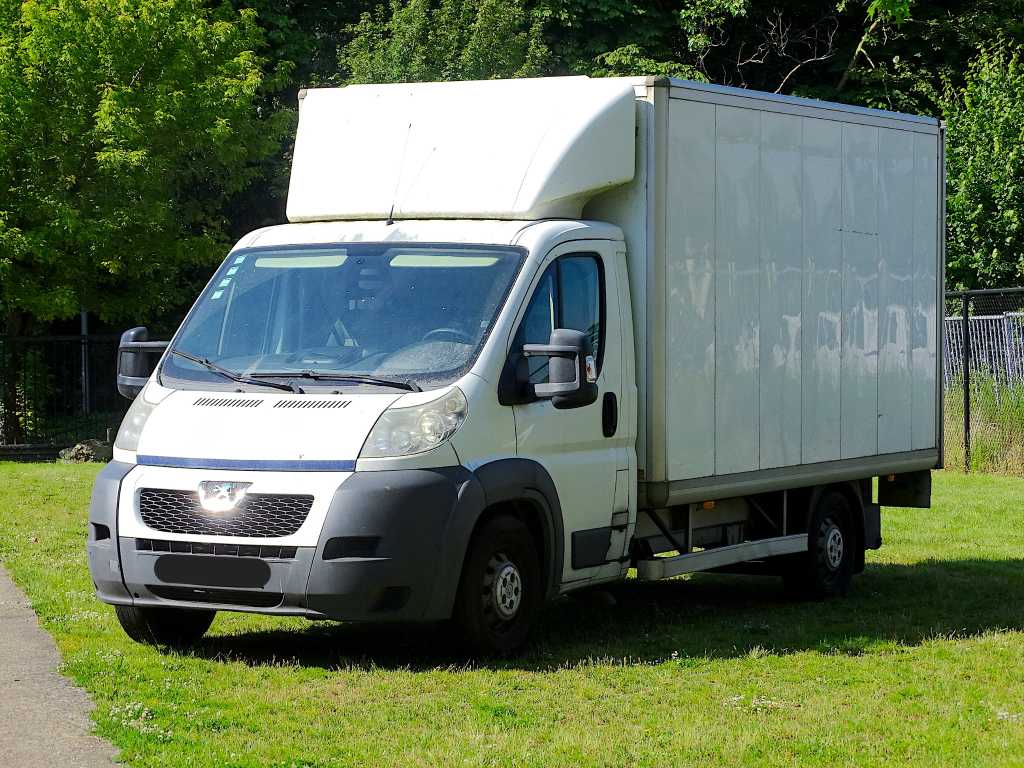 Peugeot Boxer 2.2 Hdi with large cargo box