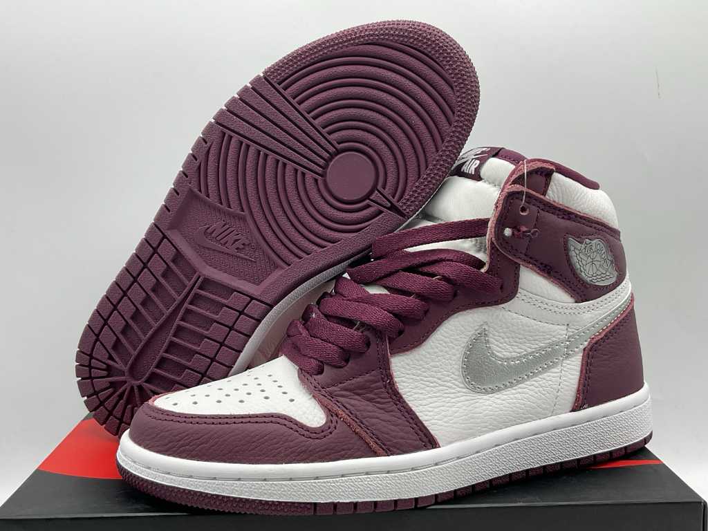 Nike Jordan 1 Retro High OG Burgundy Sneakers 36 1/2