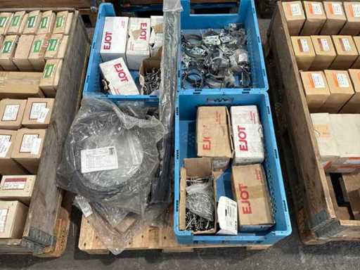 Charge von Bau- und Befestigungsmaterial