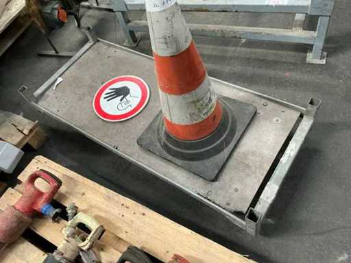 Stacking yoke for IBC Container