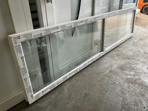 Cadre de fenêtre en plastique