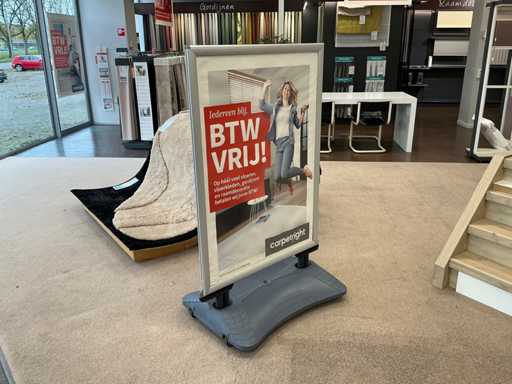 Stoepbord met 1 vlag