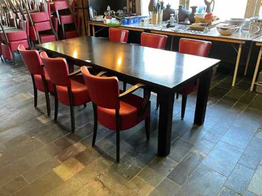 Restauranttafel met stoelen