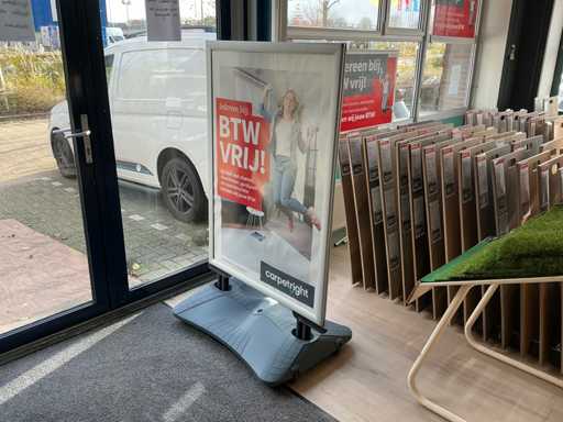 Sidewalk sign incl 2 flags