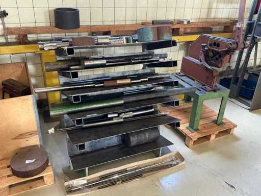 Regał wspornikowy z ośmi stalowymi