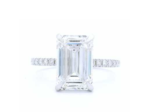 Ring aus 18 Karat Weißgold mit 4,23 crt. Diamant