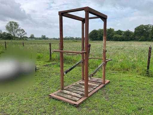 Hoof trimming box / grooming box for farm horse or draft horse