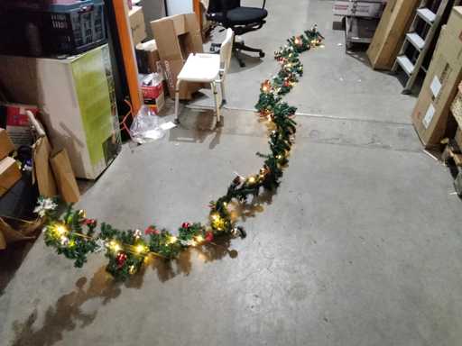 Ghirland? mare frumoas? cu decor ?i iluminat.